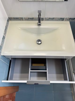 Mueble de lavabo blanco con dos cajones y espejo