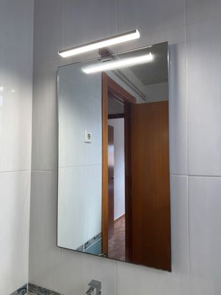 Mueble de lavabo blanco con dos cajones y espejo
