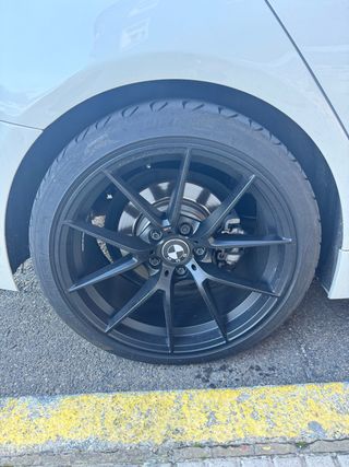 Llanta BMW 5 radios recta negra + neumático