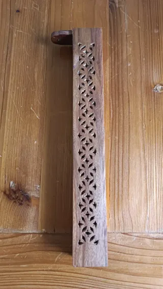 Inciensario de madera tallada