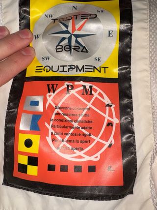 Gilet bianco con zip nera