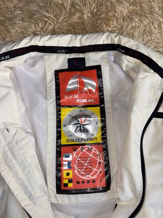 Gilet bianco con zip nera