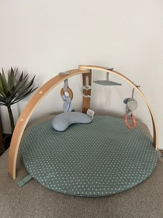 Gimnasio bebé madera con peluches