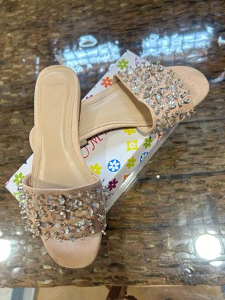 Sandalias Bershka mujer adornos plateados T.36