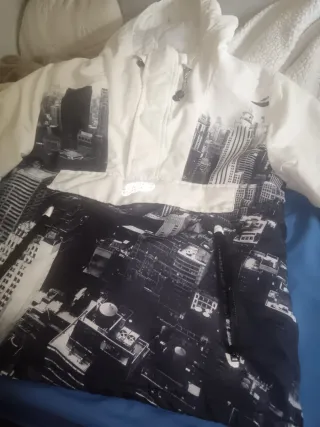 Anorak Pull&Bear estampado ciudad