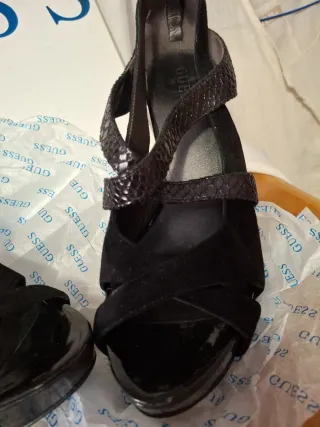 Sandalias Guess Tacón Negro y Piel serpiente