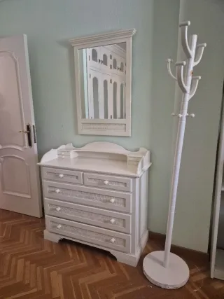 Cómoda blanca con detalles de mimbre