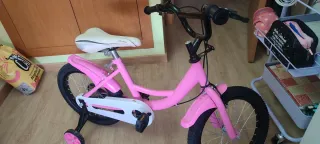 Bicicleta infantil rosa con ruedines