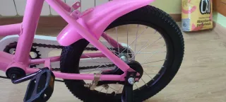 Bicicleta infantil rosa con ruedines