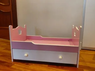 Cuna y armario para muñecas