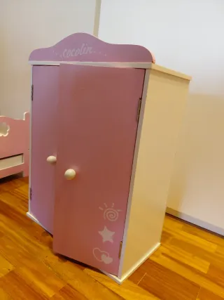 Cuna y armario para muñecas