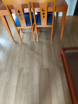 Mesa de comedor extensible y 4 sillas de madera