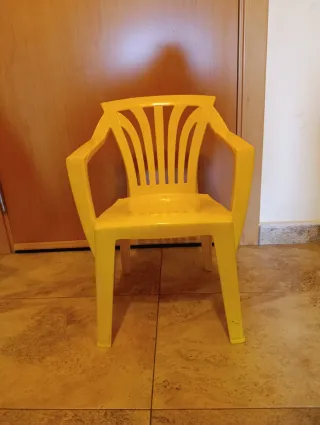 Silla infantil amarilla de plástico