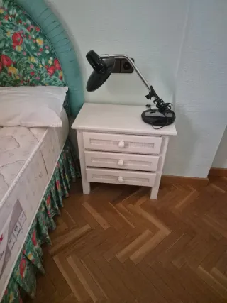 Mesita de noche blanca con 3 cajones