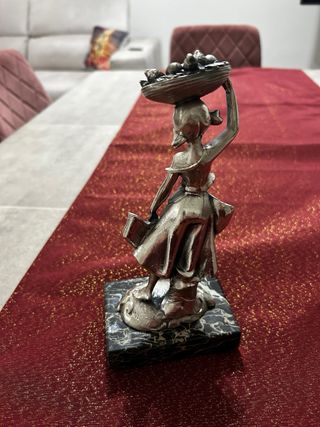 Statua vintage donna con cesto frutta argento
