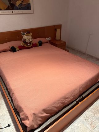 Mueble de madera color naranja