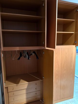 Mueble de madera color naranja