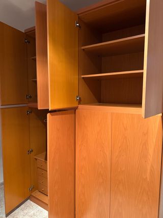 Mueble de madera color naranja
