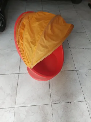 Silla Huevo Roja con Toldo Amarillo