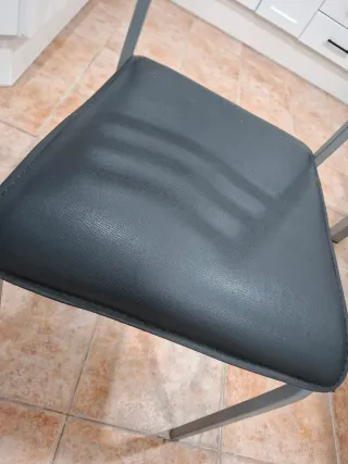 Mesa y 4 sillas comedor