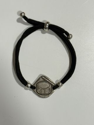 Pulsera con tambor y baquetas