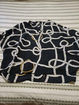 Camisa azul y dorada con estampado de cuerdas