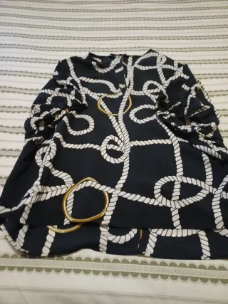 Camisa azul y dorada con estampado de cuerdas