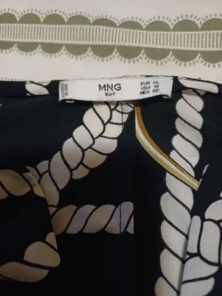 Camisa azul y dorada con estampado de cuerdas