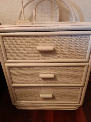 Mesita de noche bambú y ratán