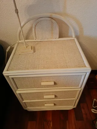 Mesita de noche bambú y ratán