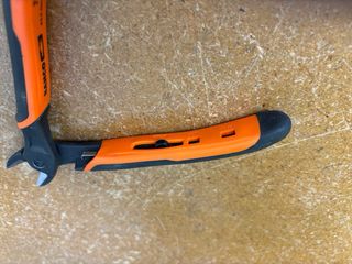 Alicate de corte Bahco naranja y negro
