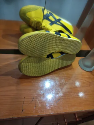 Onitsuka Tiger  Bambas Amarillas y Negras