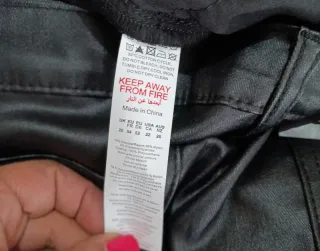 Vaqueros slim fit negros tiro alto Boohoo