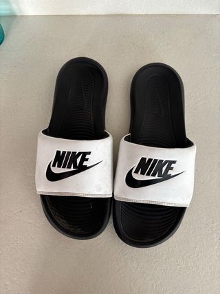 Chanclas Nike Negras y Blancas