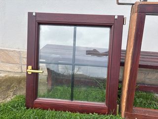 Ventana de madera con manilla dorada