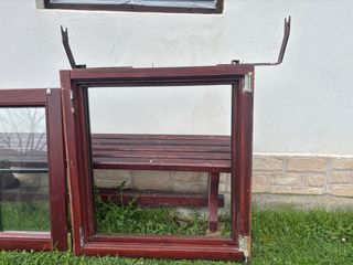 Ventana de madera con manilla dorada