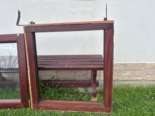 Ventana de madera con manilla dorada