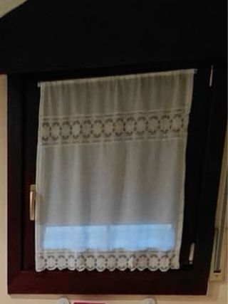 Ventana de madera con manilla dorada