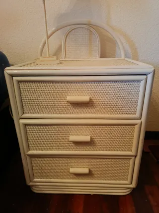 Mesita de noche bambú y ratán blanca