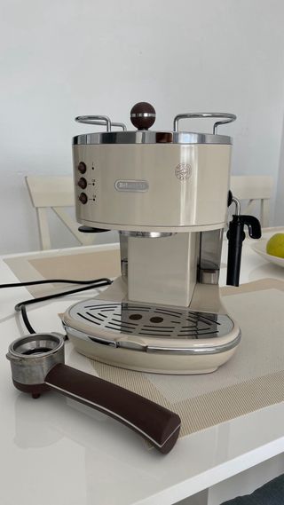 Cafetera Espresso DeLonghi Beige