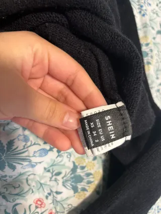 Jersey negro crop top mangas acampanadas