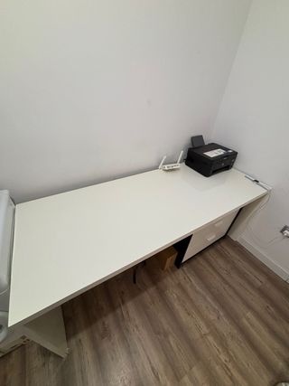Escritorio blanco con cajonera