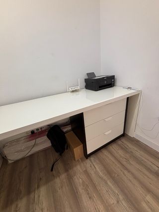 Escritorio blanco con cajonera