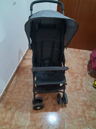 Carrito de bebé gris