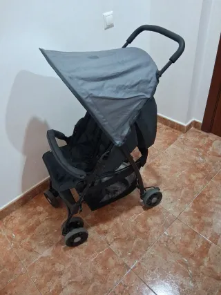 Carrito de bebé gris