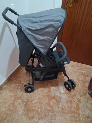 Carrito de bebé gris