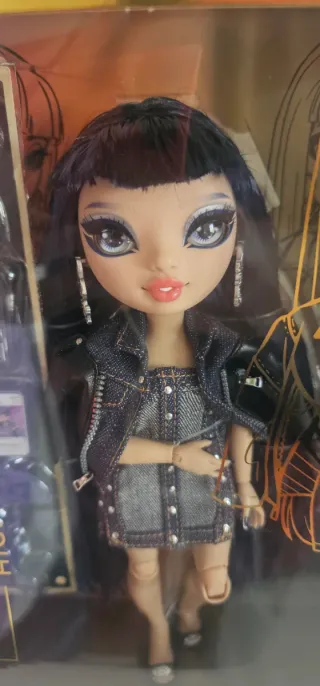 Rainbow High Kim Nguyen Muñeca