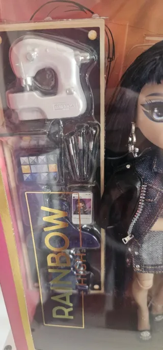 Rainbow High Kim Nguyen Muñeca