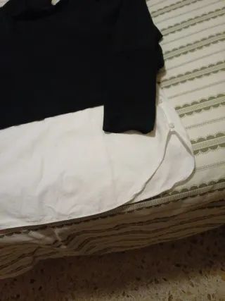 Camisa de mujer negra y blanca