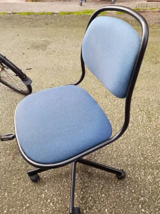Silla de escritorio azul y negra